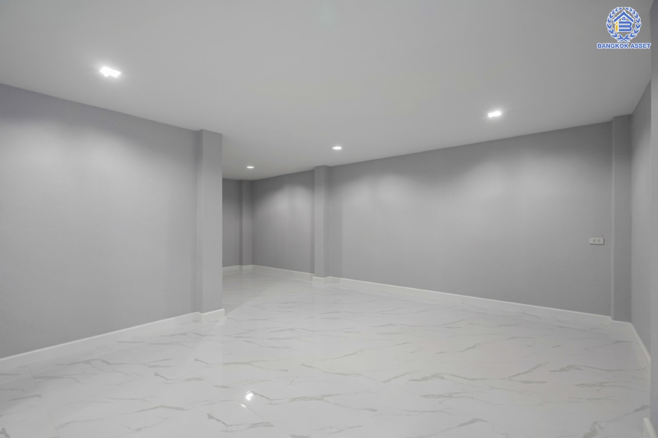 บ้านมือสองตกแต่งใหม่ แบรนด์ Q.House ม.ลัดดารมย์ ปิ่นเกล้า-กาญจนาภิเษก หลังใหญ่ตกแต่งเรียบหรู เนื้อที่ 84.6 ตร.ว. #หลังมุม ฟังก์ชันจัดเต็ม 4 ห้องนอน 3 ห้องน้ำ 1 ห้องอเนกประสงค์ จอดรถได้ 2 คัน พร้อม Living Room กว้าง บนทำเลศักยภาพ ใกล้เซ็นทรัลเวสต์เกต, วงเวียนพระราม5, ทางด่วน "กาญจนาภิเษก" และรถไฟฟ้า "สถานีตลาดบางใหญ่"